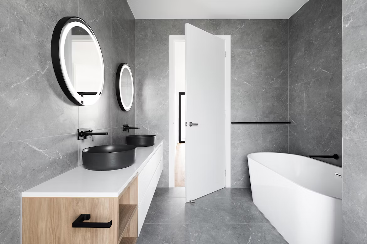 Multi-functional round bathtub